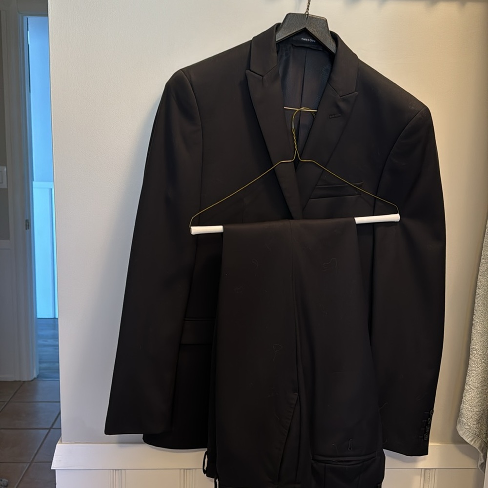 Men’s 2 piece slim fit black suit. Good condition.